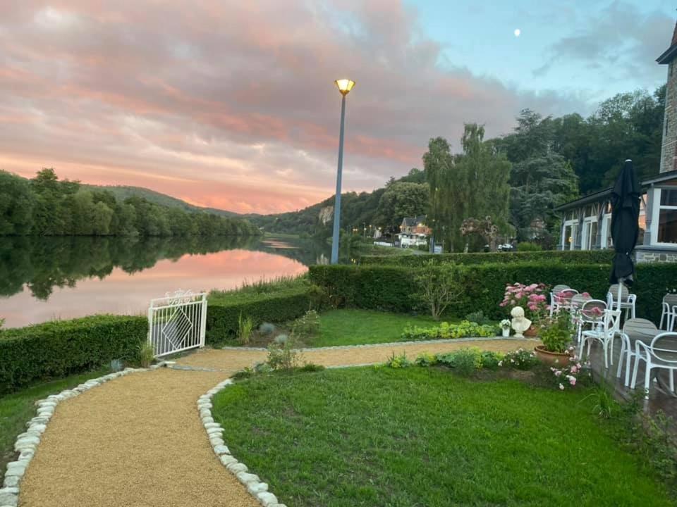 Maison Et Velos A Godinne Dans La Vallee De La Meuse Luaran gambar