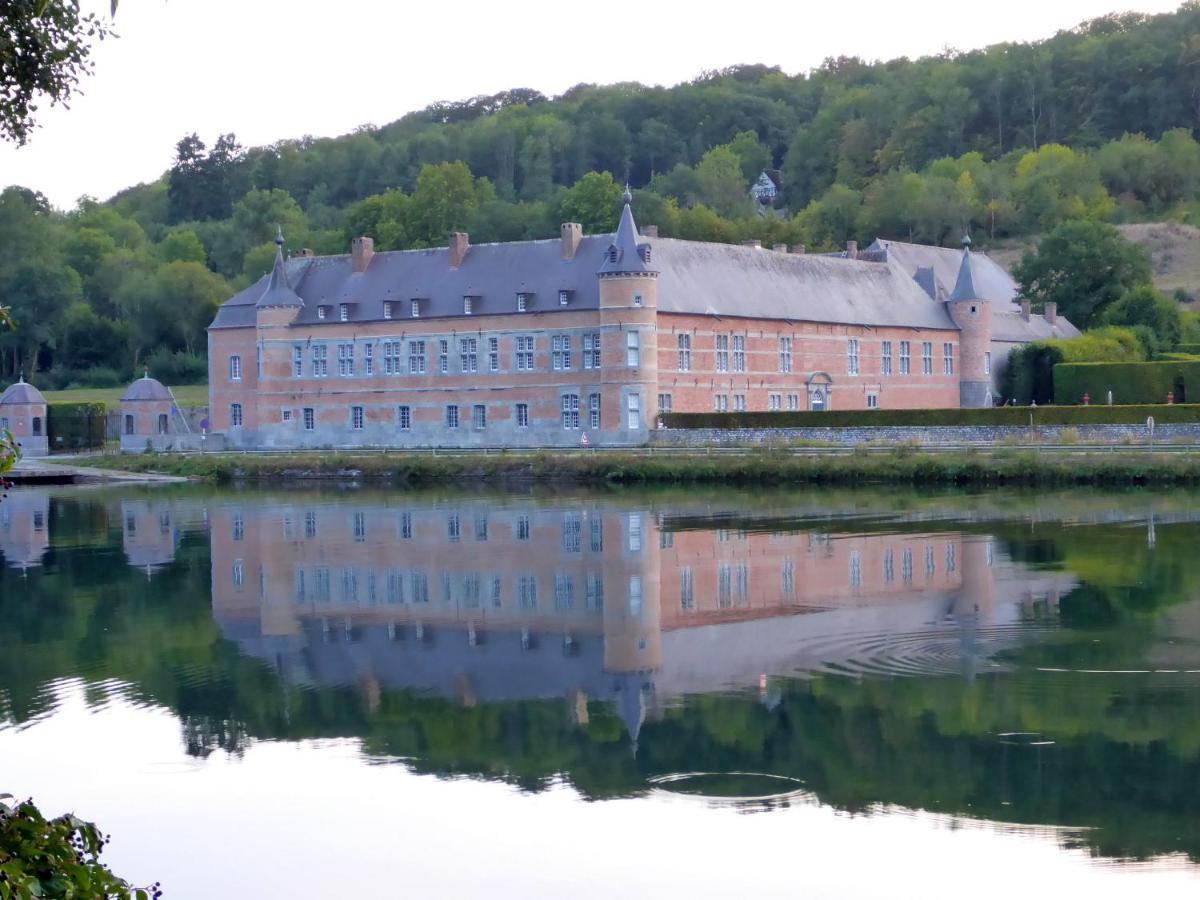Maison Et Velos A Godinne Dans La Vallee De La Meuse Luaran gambar