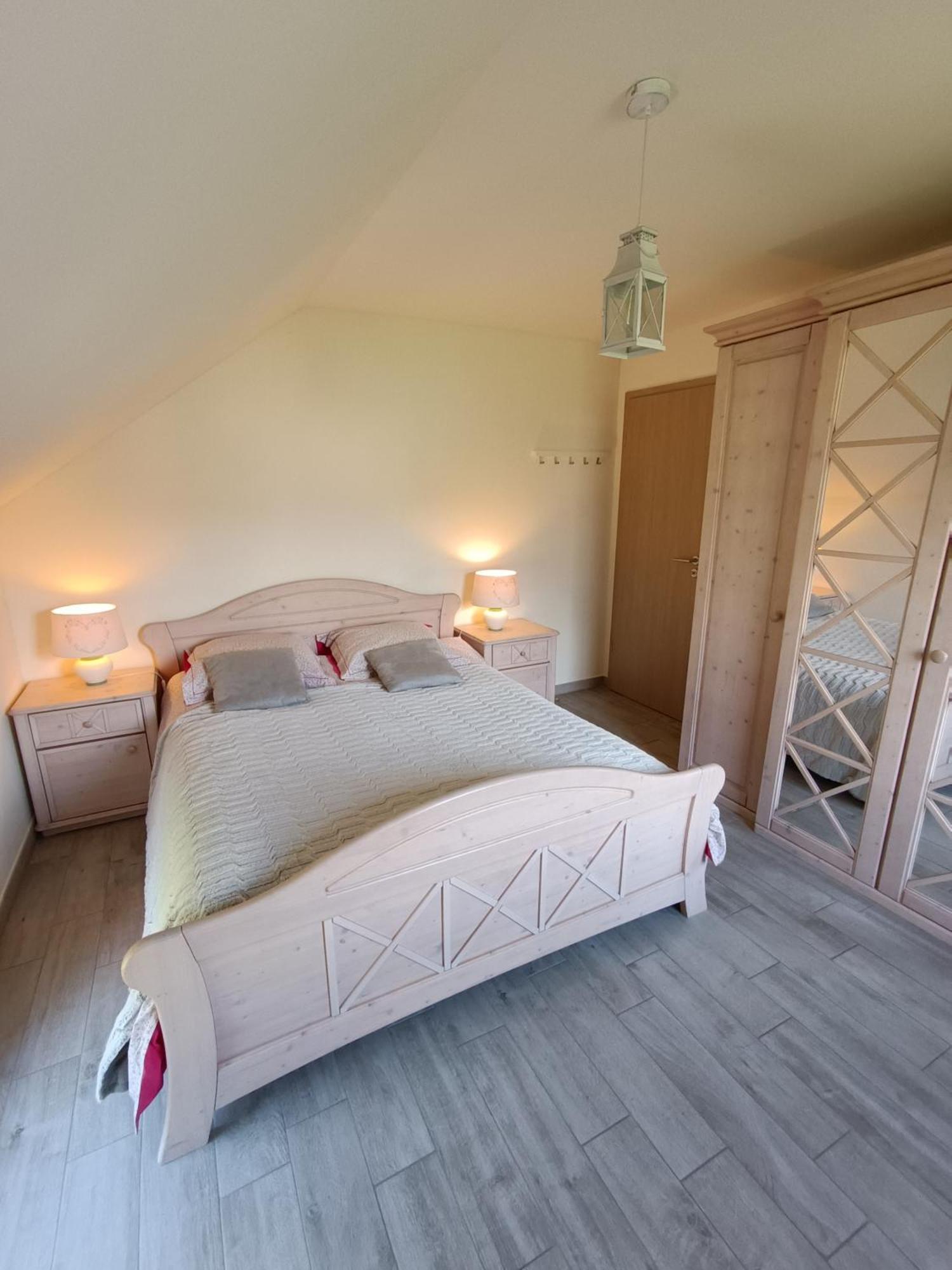 Maison Et Velos A Godinne Dans La Vallee De La Meuse Luaran gambar
